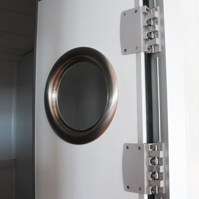 Puertas vaiven detalle mirilla